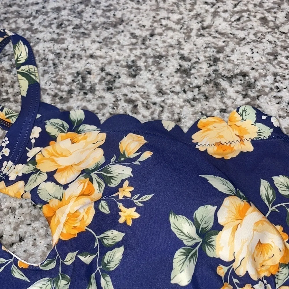 Cupshe Floral Scalloped Swimsuit Woman's Size‎ S